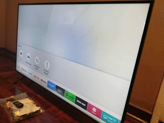 55 inch SMART Samsung UHd TV With All The Mod Apps and Functions: Awesome Picture Quality
