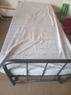 Metal base bed - very good condition