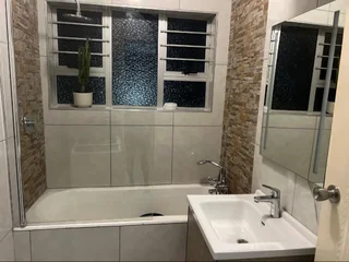 2 Bedroom flat in Morningside Windermere R9000