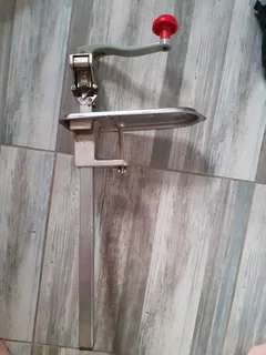 Commercial grade can opener