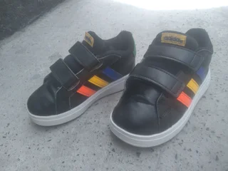 Size 8 and a half unisex Adida Toddler Sneaker