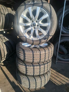 A set of Land Rover mags and 255/55R20 tires, leave your whatsapp number if interested.