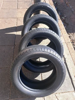 225/50R17 Bridgestone tires of 98% thread left, leave your whatsapp number if interested.
