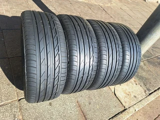 225/50R17 Bridgestone tires of 98% thread left, leave your whatsapp number if interested.