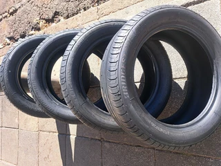 225/50R17 Bridgestone tires of 98% thread left, leave your whatsapp number if interested.