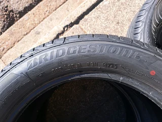 225/50R17 Bridgestone tires of 98% thread left, leave your whatsapp number if interested.