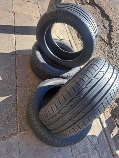 225/50R17 Bridgestone tires of 98% thread left, leave your whatsapp number if interested.