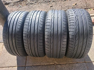 225/50R17 Bridgestone tires of 98% thread left, leave your whatsapp number if interested.