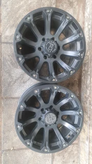 Two 18 inch roms for all 6 holes backki. Ranger, Hilux,  Isuzu,  etc.... Leave your whatsapp number