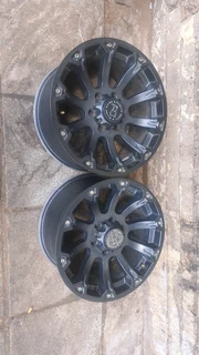 Two 18 inch roms for all 6 holes backki. Ranger, Hilux,  Isuzu,  etc.... Leave your whatsapp number