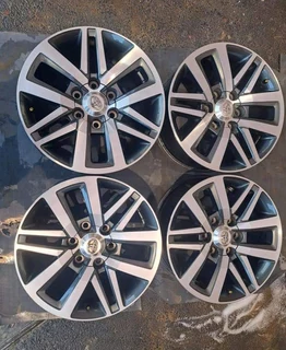 18 inch toyota dakar fortuner mags leave your whatsapp number if interested.