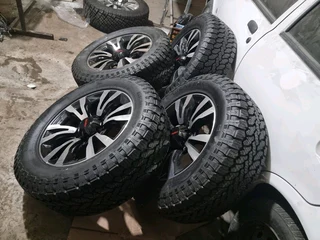 255/60R18 Isuzu black mags and brand new general grabber tires, leave your whatsapp # if interested