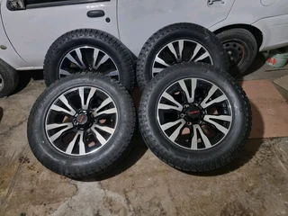 255/60R18 Isuzu black mags and brand new general grabber tires, leave your whatsapp # if interested