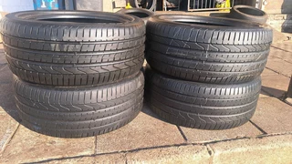 285/40R21 Pirelli tires. leave your whatsapp number if interested.