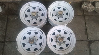 15 inch quantum mags for sale. leave your whatsapp number if interested.