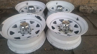 15 inch quantum mags for sale. leave your whatsapp number if interested.