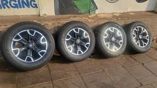 18 inche Toyota lengend 50 mags and 265/60R18 tires. leave your whatsapp number if interested