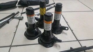 Complete bakkies Jack with accessories for sale. Left your whatsapp number if interested.