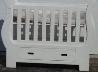 Quality cot from Dubai, sleigh and circular!