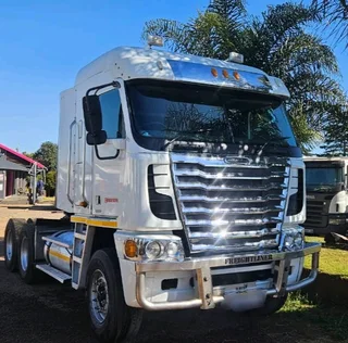 FREIGHTLINER ISX 500 FOR SALE.