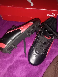 Kids puma soccer boots size UK3. Excellent condition only worn once