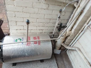 100L Geyser With Valves, Vacuum Breakers And Pipes For Sale.