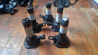 Toyota and Isuzu Jacks with accessories for sale. Left your whatsapp number if interested.