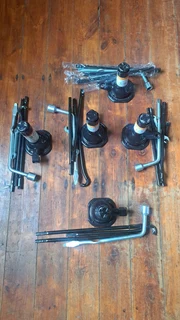 Toyota and Isuzu Jacks with accessories for sale. Left your whatsapp number if interested.