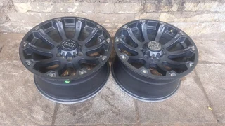 Two 18 inch roms for all 6 holes backki. Ranger, Hilux,  Isuzu,  etc.. Leave your whatsapp number