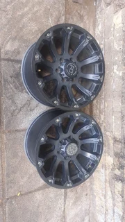 Two 18 inch roms for all 6 holes backki. Ranger, Hilux,  Isuzu,  etc.. Leave your whatsapp number