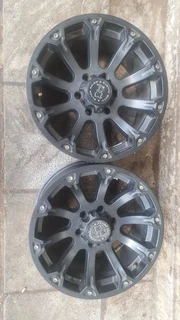 Two 18 inch roms for all 6 holes backki. Ranger, Hilux,  Isuzu,  etc.. Leave your whatsapp number