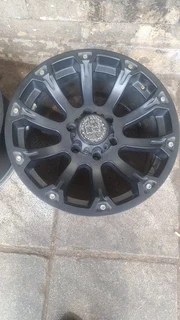 Two 18 inch roms for all 6 holes backki. Ranger, Hilux,  Isuzu,  etc.. Leave your whatsapp number