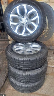 19 inche Land Rover defender mags and 235/65R19 tires. leave your whatsapp number if interested.