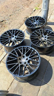 A set of 21 inche original porsche mags. leave your whatsapp number if interested.
