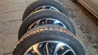 22 inche Range Rover mags &amp; tires of size 285/45R22. Leave your whatsapp number if interested