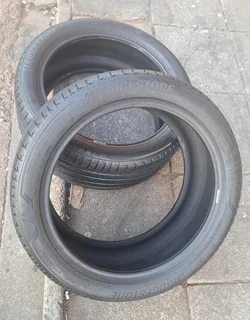 275/40R20 Bridgestone Runflat tires for sale. Leave your whatsapp number if interested.