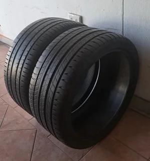 ✅️️ 295/35R21 Michelin tires. Leave your whatsapp number if interested.