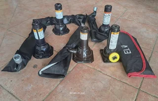 Hydraulic bottle jacks(Toyota, Quantum, GWM and Isuzu). Leave your whatsapp number if interested
