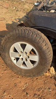 Mitsubishi pajero rim and tyre set
