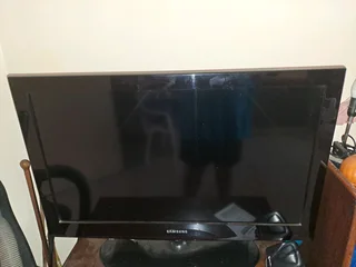 Samsung Flat screen 35 cm TV and remote