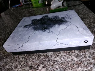 Xbox one series X 1TB comes with a single Controller and 2 games