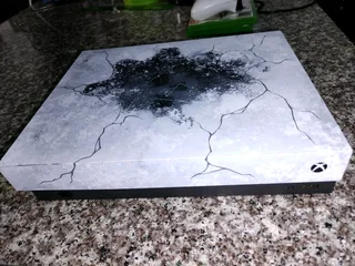 Xbox one series X 1TB comes with a single Controller and 2 games