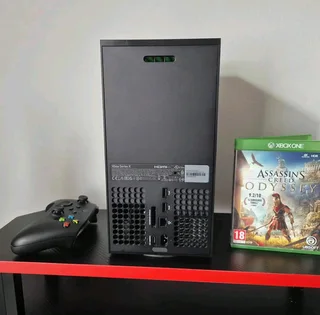 Xbox series X 1 TB Black comes with 2 controllers and one Game