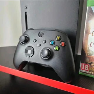 Xbox series X 1 TB Black comes with 2 controllers and one Game