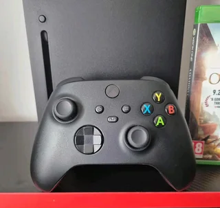 Xbox series X 1 TB Black comes with 2 controllers and one Game