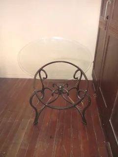 No name brand living room glass table with curviture stand.