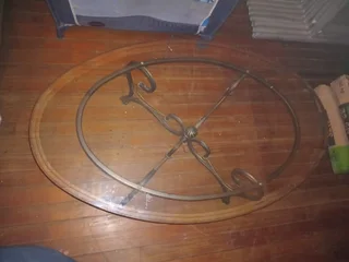 No name brand living room glass table with curviture stand.