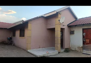 House to rent in Etx 0,fully furnished with parking R5500.00 pm and R2500.00 dep. Close to the rank
