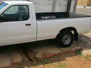 White Nissan Np 300 LWB Single cab