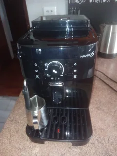 Delonghi Magnifica S Bean to Cup Coffee Machine ECAM12.121.B